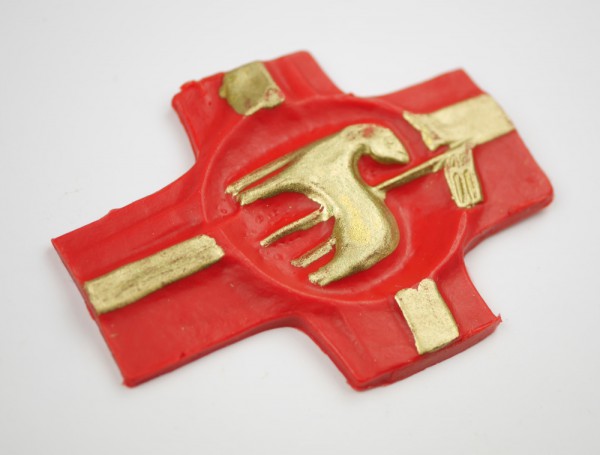 Wachsmotiv Kreuz rot und gold mit Osterlamm