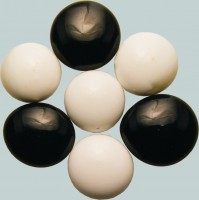 Glas-Nuggets in sattem Schwarz und Weiß Glas-Nuggets in sattem Schwarz und Weiß