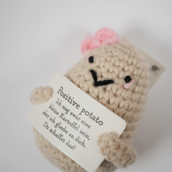 Positive Potato – Häkelkartoffel mit Spruch und Schleife, 7 cm