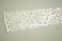 Wachsborte mit Blumen in weiß perlmutt, 1 Reihe, 33 cm Wachsborte mit Blumen in weiß perlmutt, 1 Reihe, 33 cm